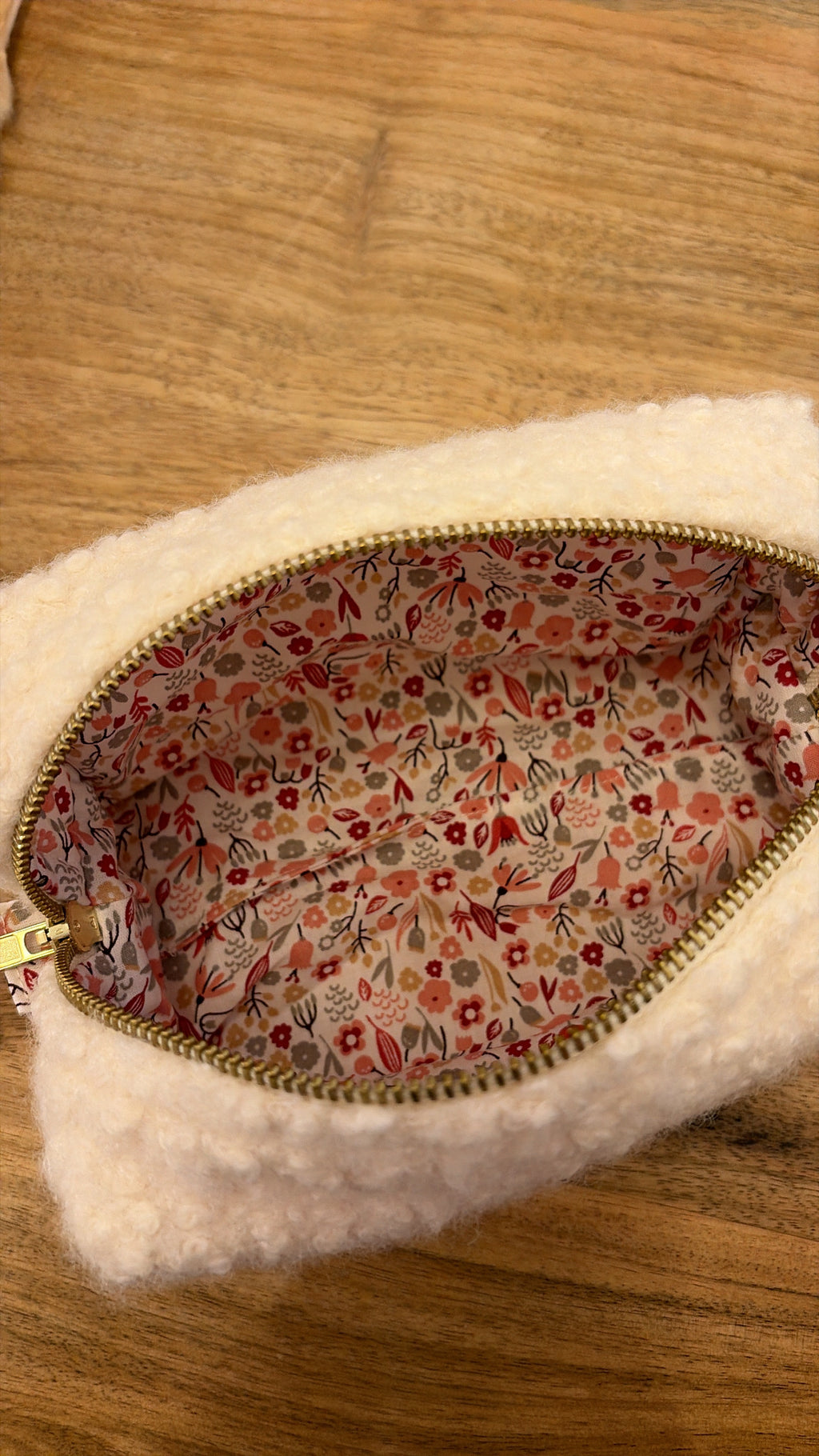 Intérieur de la trousse de maquillage en moumoute blanche avec doublure en coton rose pour un cadeau de Noel
