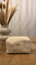 Trousse de toilette en moumoute blanche et rose, douce et moelleuse, confectionnée à la main par PARLMA Créations.