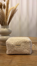 Trousse de toilette en moumoute blanche et rose, douce et moelleuse, confectionnée à la main par PARLMA Créations.