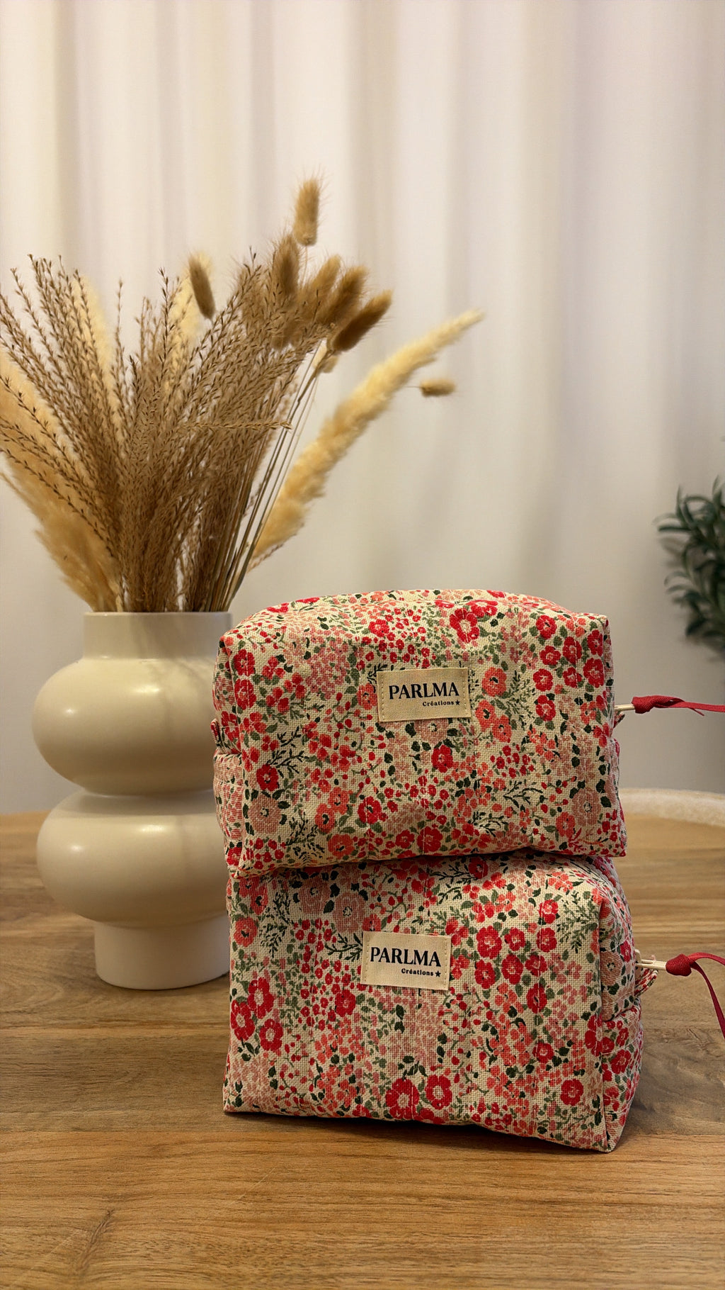 Trousse de toilette fleuri rose, matelassé et confectionnée à la main par PARLMA Créations.