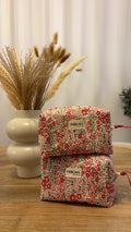 Trousse de toilette fleuri rose, matelassé et confectionnée à la main par PARLMA Créations.