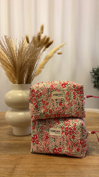 Trousse de toilette fleuri rose, matelassé et confectionnée à la main par PARLMA Créations.