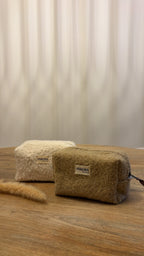 Trousse de toilette en moumoute blanche et camel, douce et moelleuse, confectionnée à la main par PARLMA Créations.