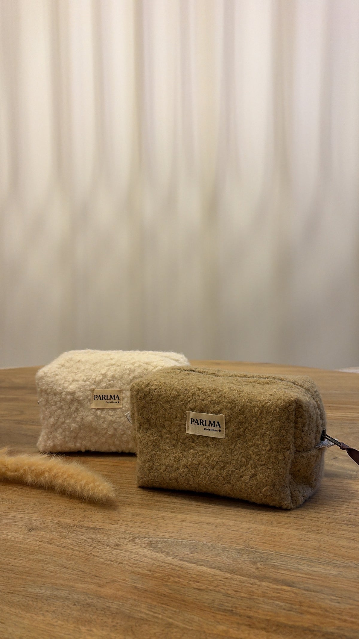Trousse de toilette en moumoute blanche et camel, douce et moelleuse, confectionnée à la main par PARLMA Créations.