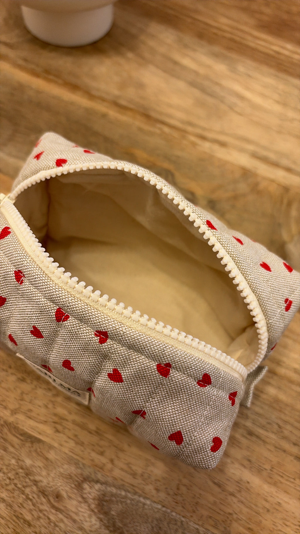 Intérieur de la trousse de maquillage coeur rouge avec doublure en coton pour cadeau femme