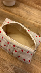 Intérieur de la trousse de maquillage coeur rouge avec doublure en coton pour cadeau femme