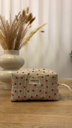 Trousse de maquillage avec des coeur rouge, matelassée confectionnée à la main par PARLMA Créations.