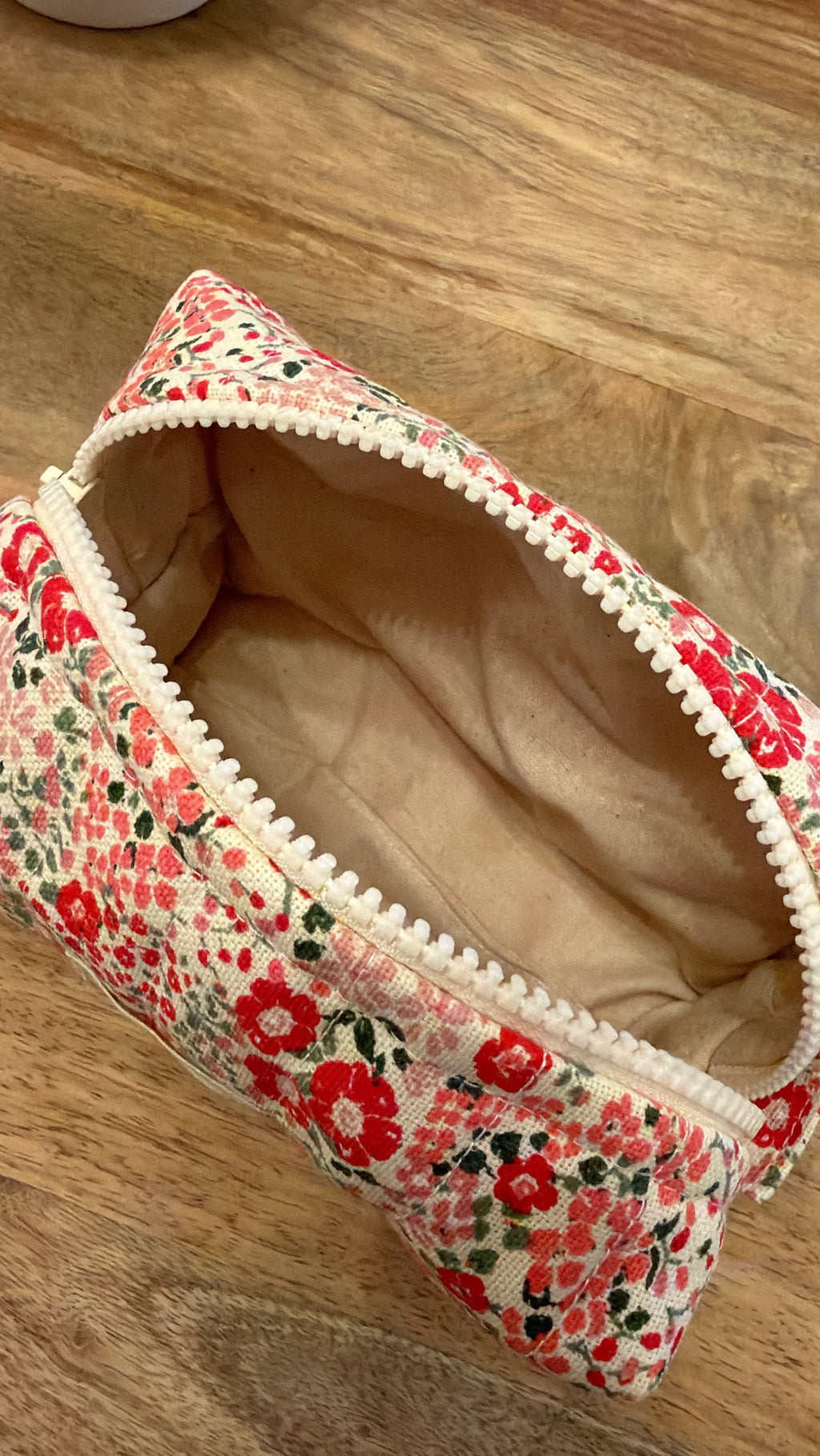 Intérieur de la trousse de maquillage fleuri rose avec doublure en coton idéal pour un cadeau femme