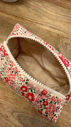 Intérieur de la trousse de maquillage fleuri rose avec doublure en coton idéal pour un cadeau femme