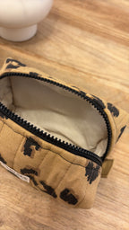 Intérieur de la trousse de maquillage leopard avec doublure en coton pour cadeau femme
