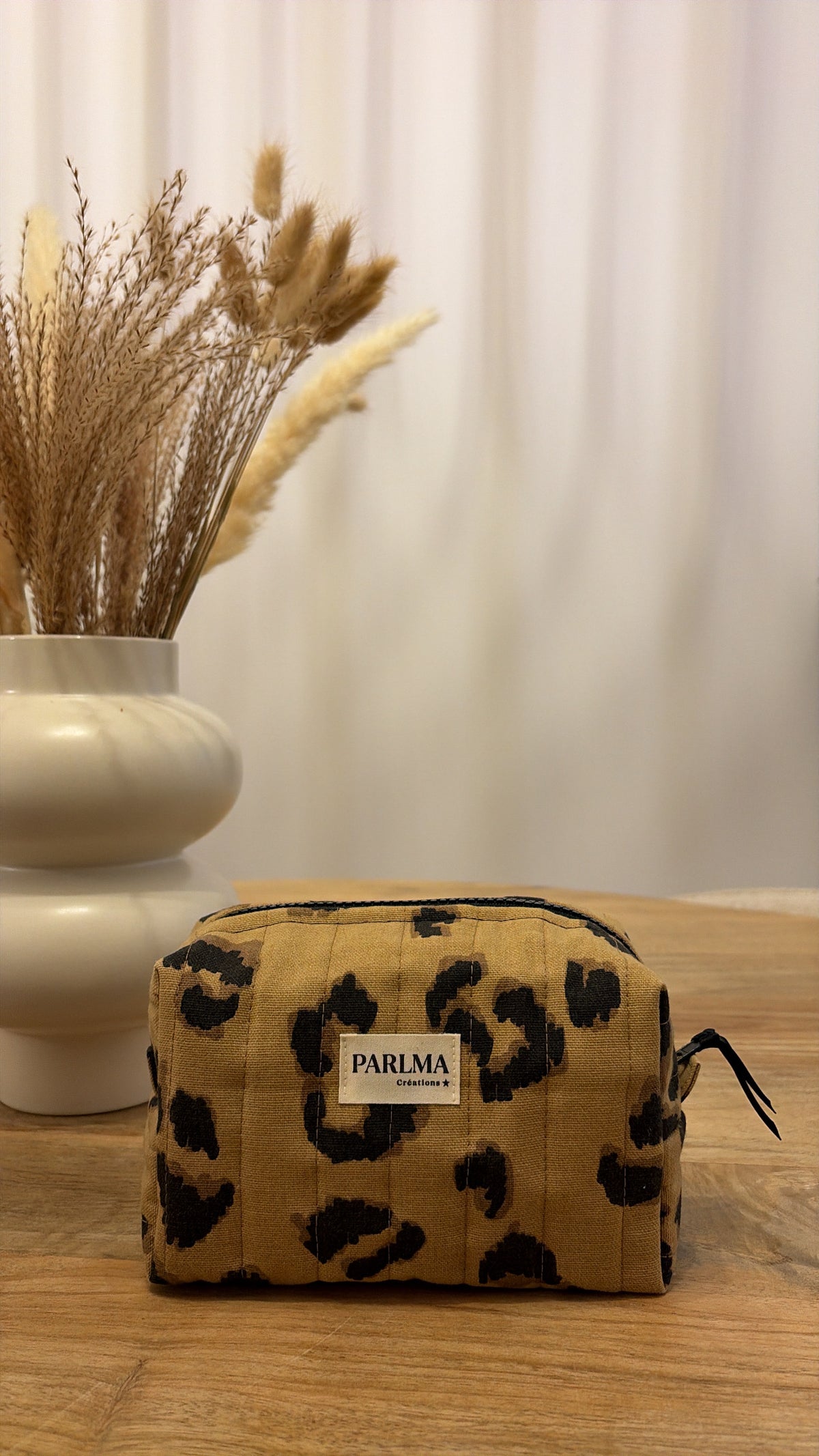 Trousse de maquillage leopard, matelassée confectionnée à la main par PARLMA Créations.
