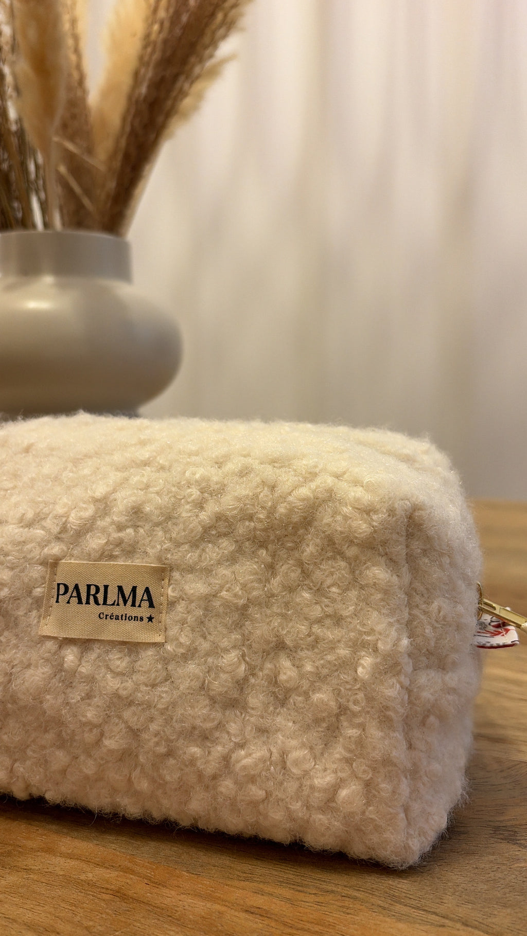 Trousse de toilette en moumoute blanche idéal pour un cadeau femme