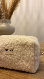 Trousse de toilette en moumoute blanche idéal pour un cadeau femme
