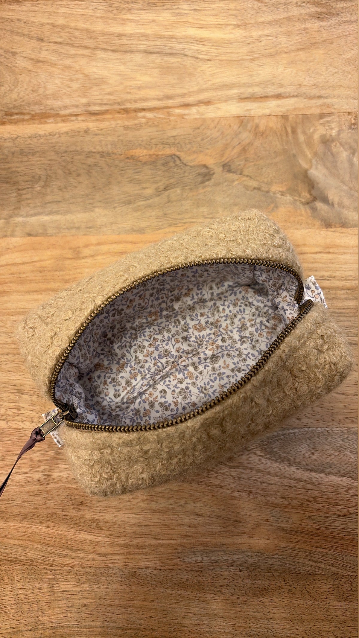 Intérieur de la trousse de maquillage en moumoute marron avec doublure en coton idem pour un cadeau de Noel 