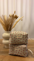 Trousse de toilette avec des coeur rouge, matelassée confectionnée à la main par PARLMA Créations.