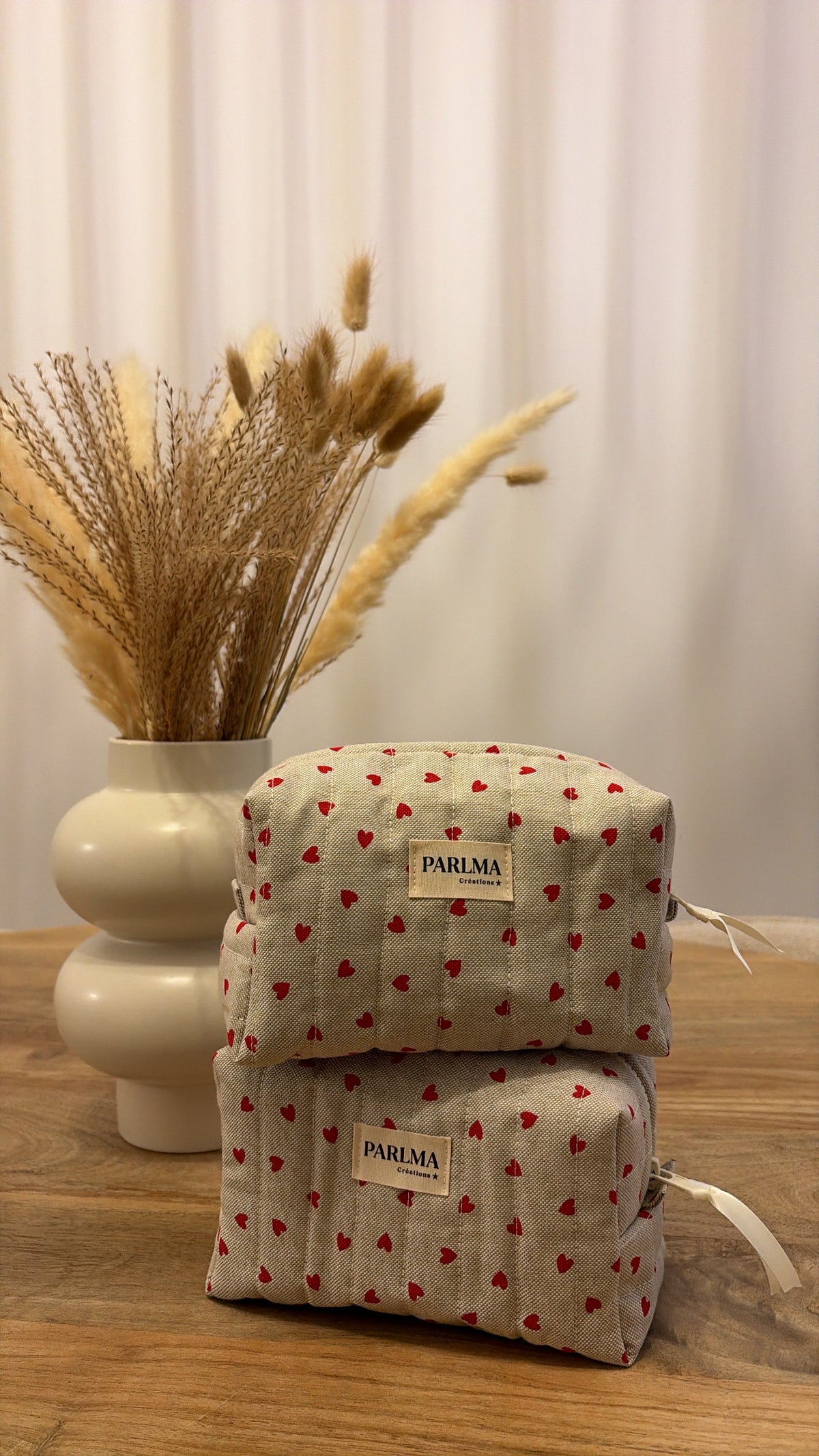 Trousse de toilette avec des coeur rouge, matelassée confectionnée à la main par PARLMA Créations.