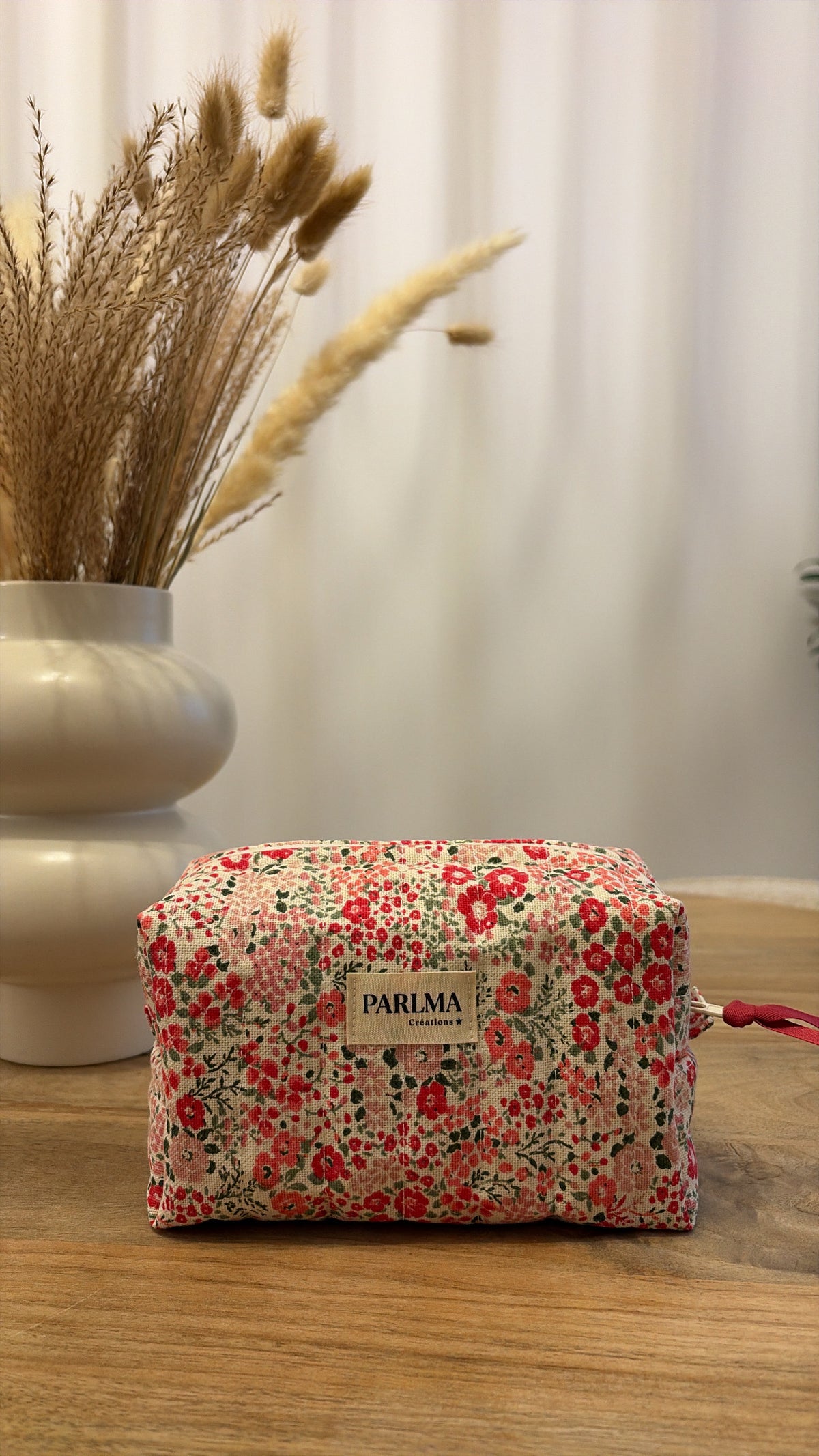 Trousse de toilette fleuri rose, matelassé et confectionnée à la main par PARLMA Créations.