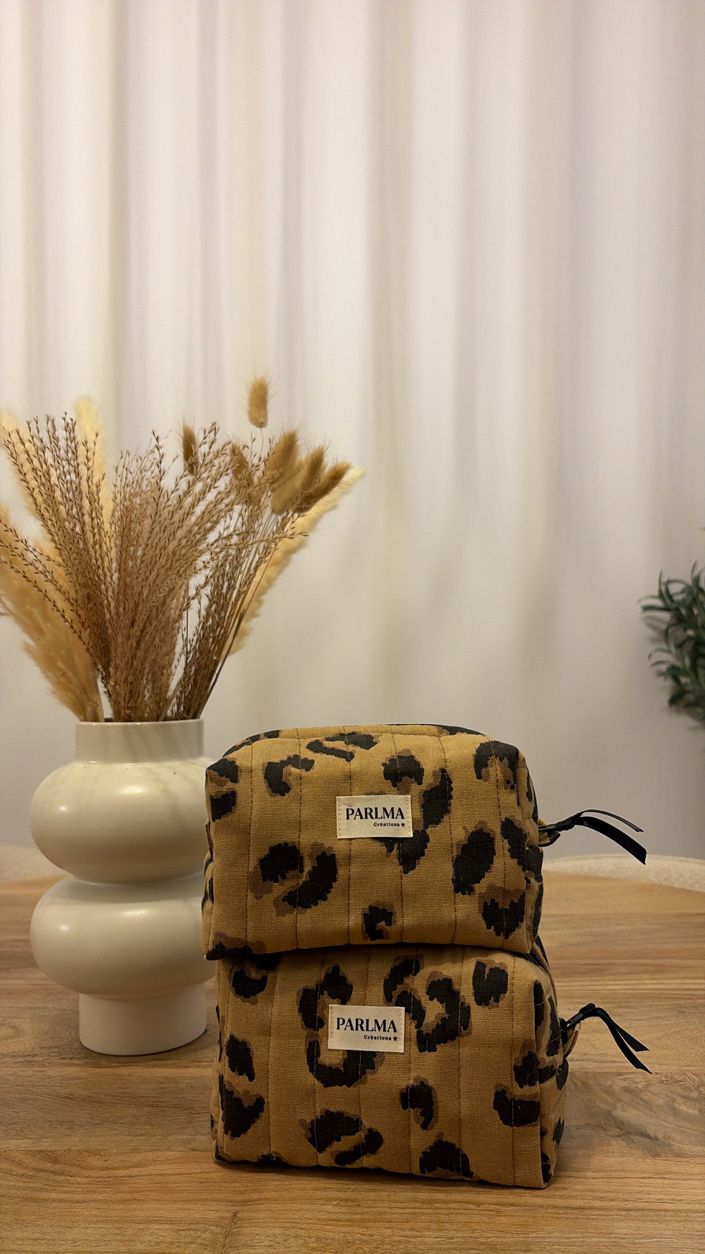 Trousse de toilette leopard, matelassée confectionnée à la main par PARLMA Créations.