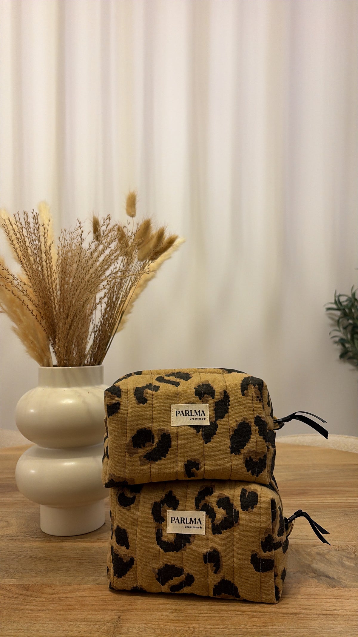 Trousse de toilette leopard, matelassée confectionnée à la main par PARLMA Créations.