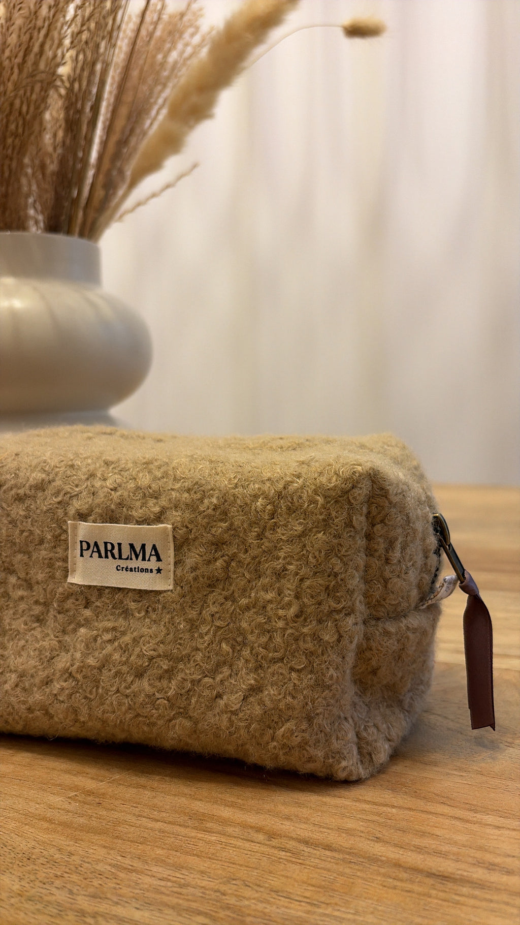 Trousse de toilette en moumoute marron vue de côté idéal pour un cadeau femme 