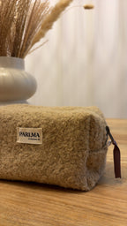 Trousse de toilette en moumoute marron vue de côté idéal pour un cadeau femme 
