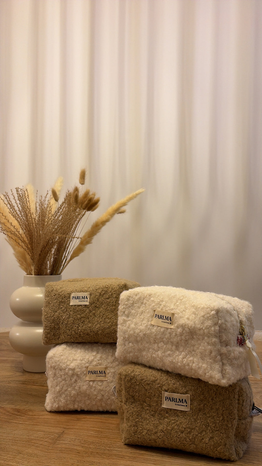Trousse de toilette en moumoute blanche et marron, douce et moelleuse, confectionnée à la main par PARLMA Créations.